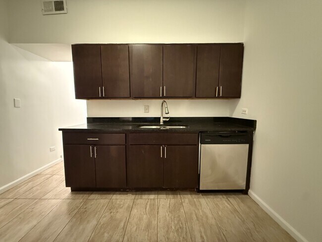 Photo - Rogers Park 2 Bed 1 Bath/ Dog Friendly / First Floor Unit Unit 1