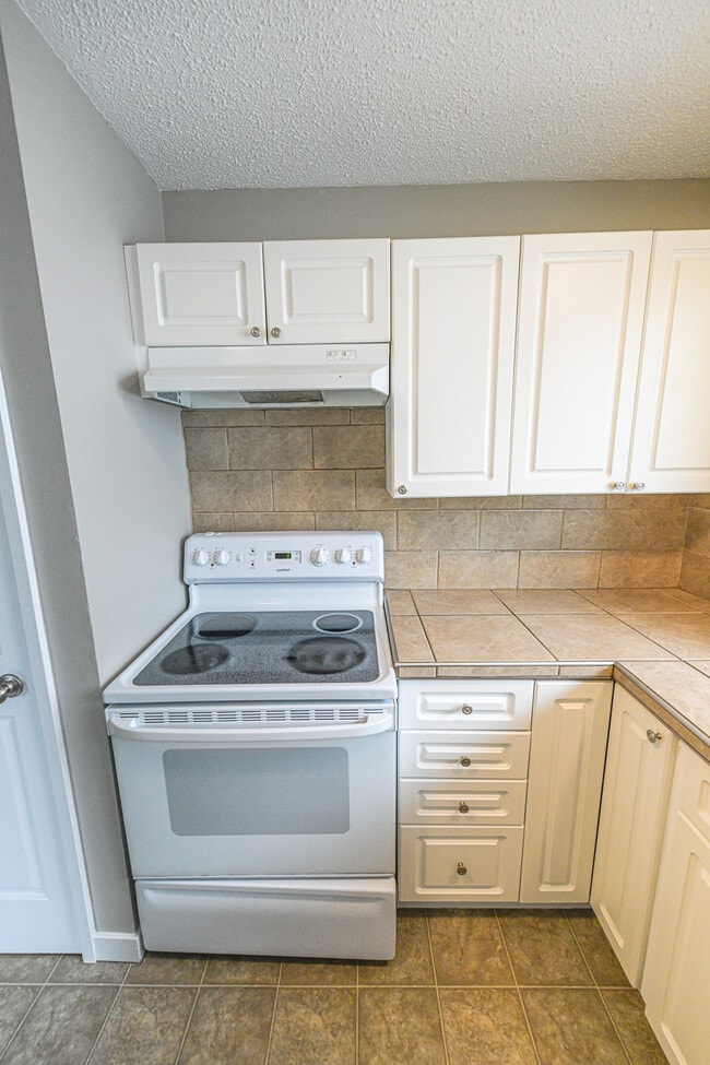 Photo - 9310 A-93100 100 Ave.