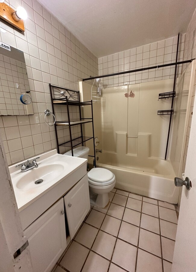 Building Photo - 4600 Kelmar Dr Unit 3 4600