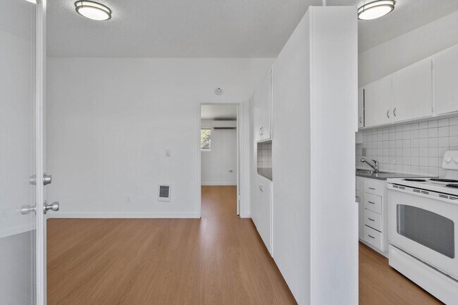 460-492 N Broadway St - 472