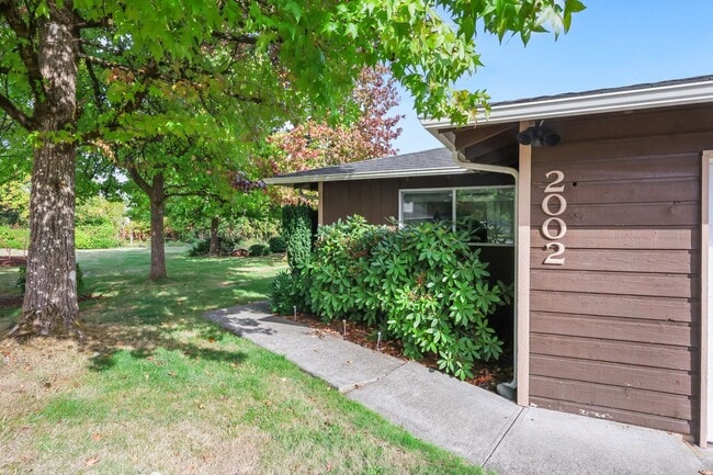 Photo - MOVE IN READY NOW! Normandy Park 1 level 2...