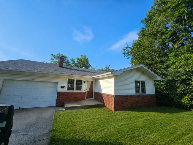 Building Photo - 3 Bedroom | 2 Bathroom | 2 Car Garage | Springfield MO!