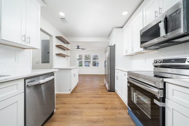 Photo - 2215 Gordon Cir SE House