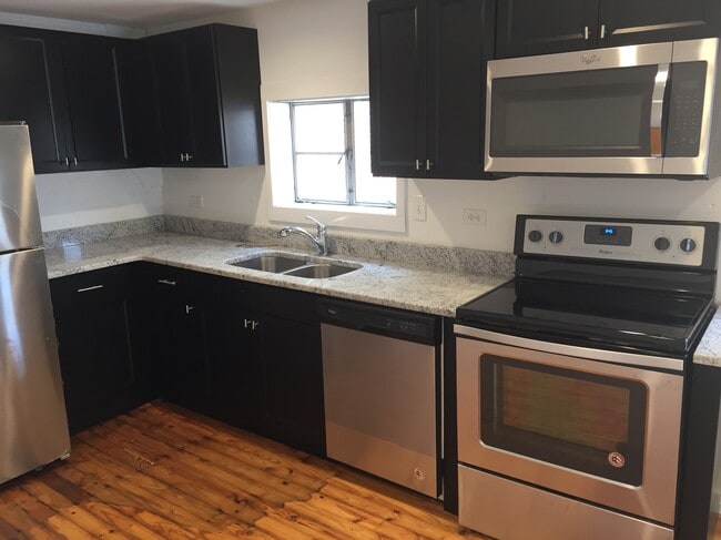 Photo - 406 E 9th St