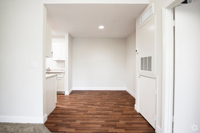 1BS, 1BA Cape Cod - 650SF - Dining Room - The Breakers Apartments