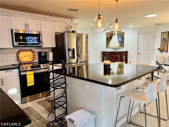 Photo - 283 Cypress Way W