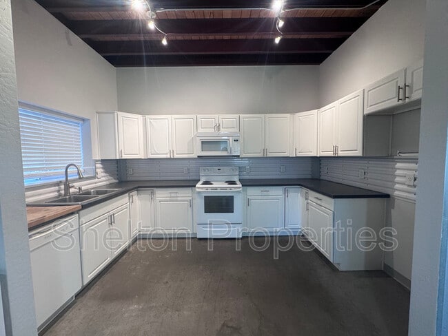 Photo - 2121 W Hayward Ave