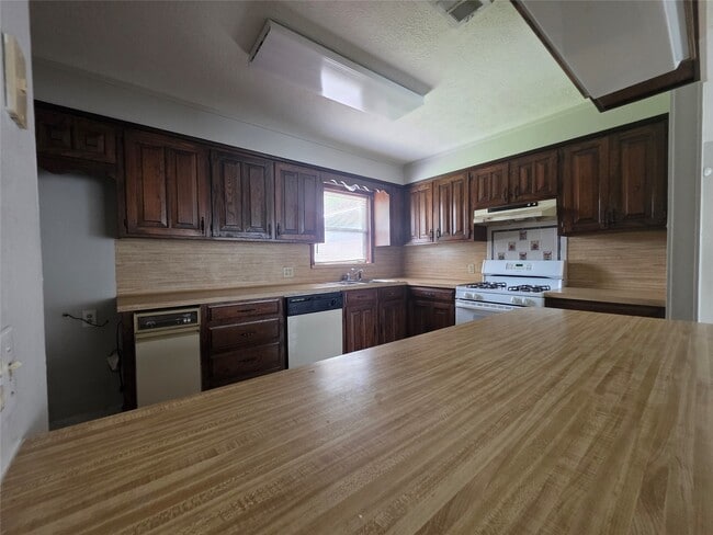 Photo - 705 N Circle Dr