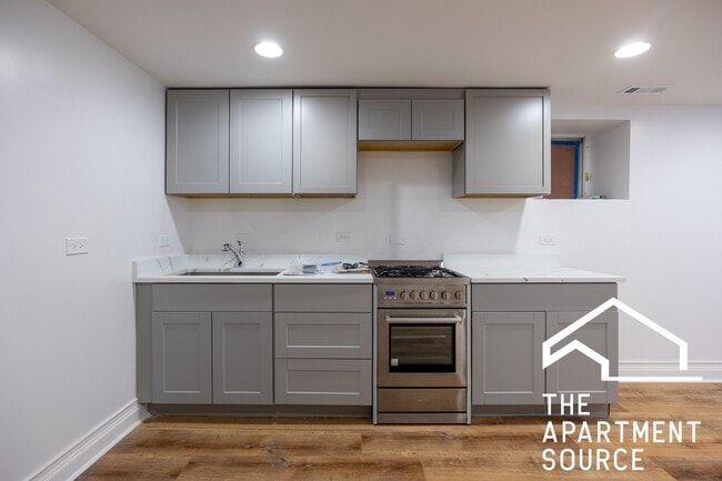 Building Photo - 1629 N Claremont Ave Unit G