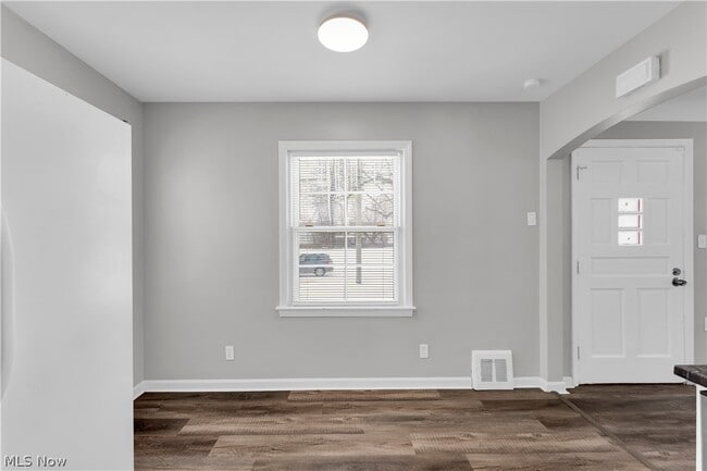 Photo - 876 E 209th St