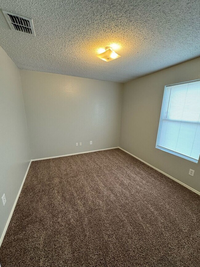Building Photo - 1805 Brookwood Dr