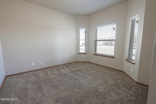 Photo - 4941 Ruben Soto