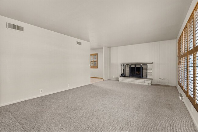 Photo - 5631 S Oak St