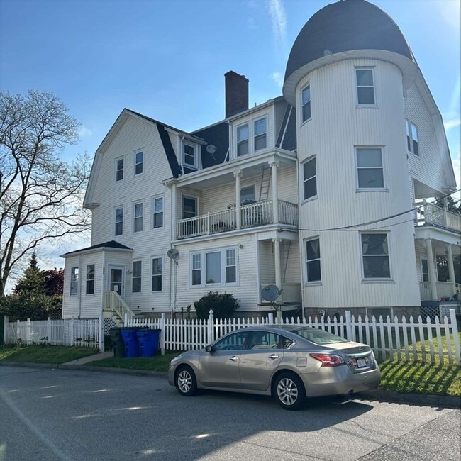 Building Photo - 584 Mt Hope Ave Unit 3 Rental