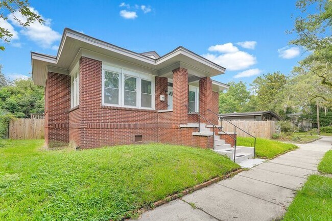 Photo - 656 E 37th St