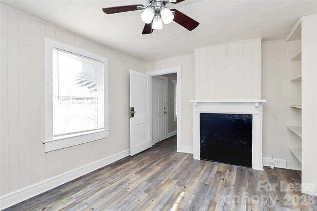 Photo - 826 Cantwell St