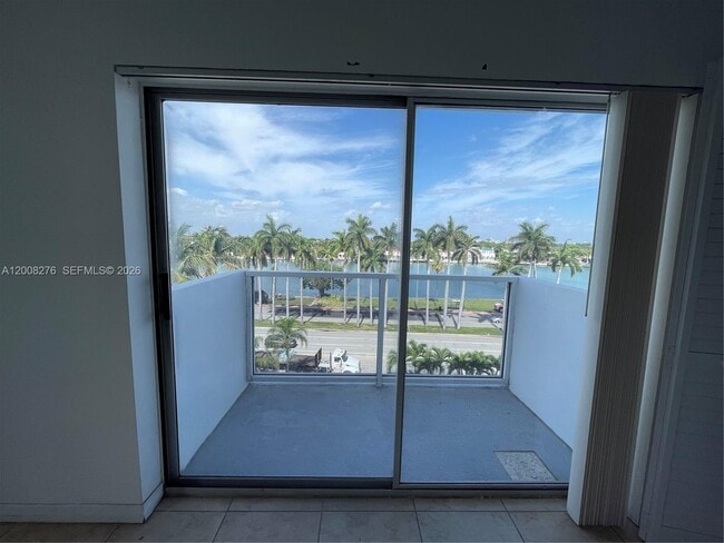 Building Photo - 5313 Collins Ave Unit 801