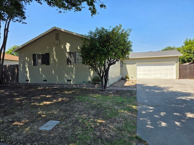 Building Photo - 4 bedroom single story near freeway & shop... Rental