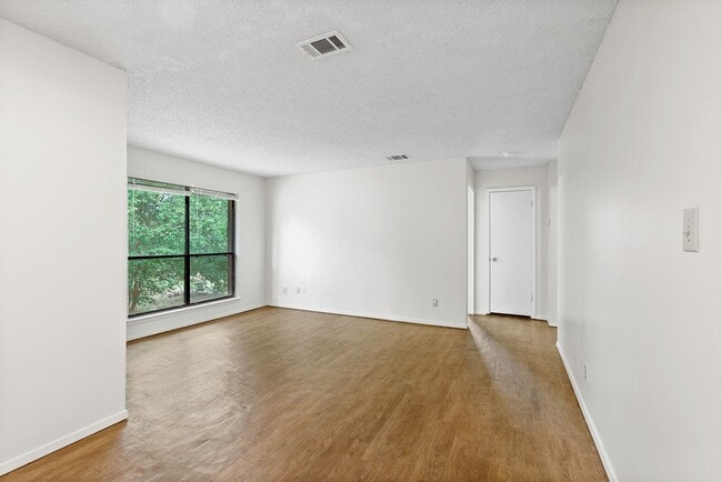 Photo - Spacious 2 Bedroom Apartment - Parking - Near Bus Route! Unit D