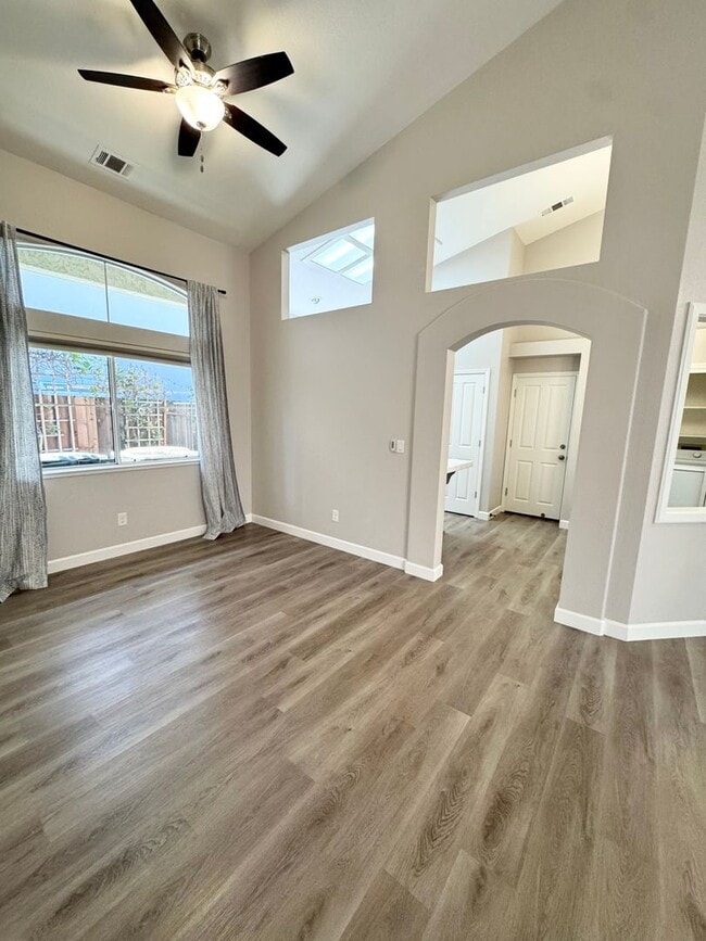 Photo - Move-In Ready 3-Bed, 2-Bath Home in Roseville! SEE VIDEO