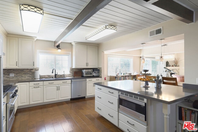 Photo - 2260 Los Amigos St