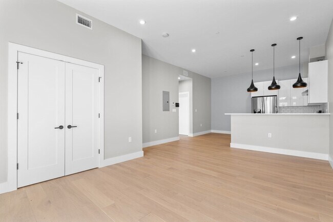 Photo - 60 Cross St E Unit 105