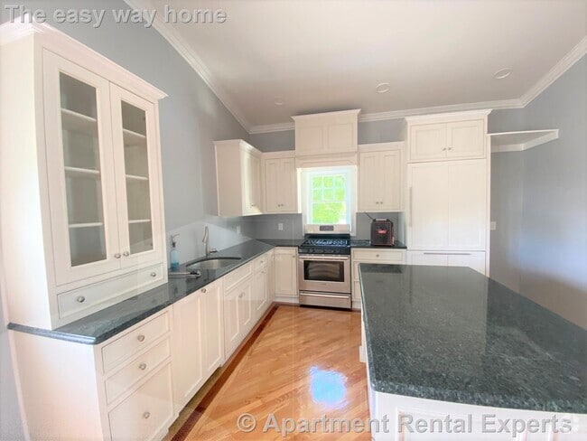 Building Photo - 66 Dudley St Rental