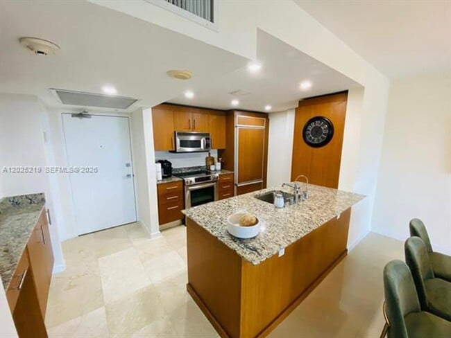 Building Photo - 10275 Collins Ave Unit 10275 E Collins Ave # 324