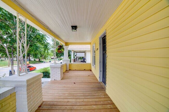 2/1 Bright and Cheery Home Right Off Downtown!
