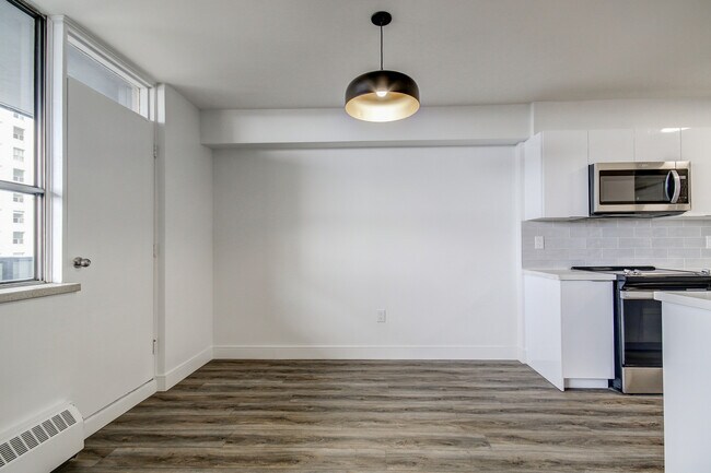 Photo - 370 Ridelle Ave