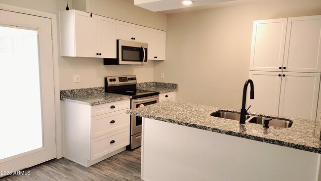 3737 E Turney Ave Unidad 121