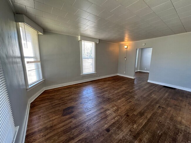 Photo - 852 College Ave NE