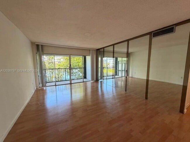 Photo - 8775 Park Blvd Unidad 318