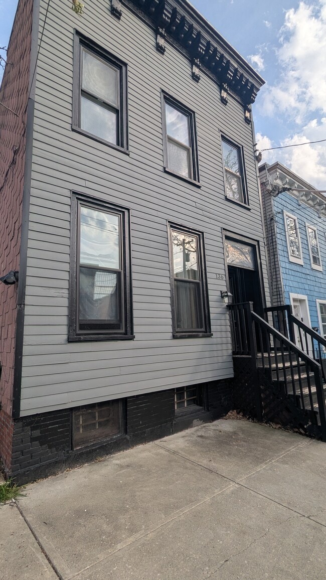 Building Photo - 136 Dove St Unit 2