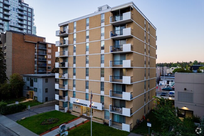 Building Photo - Queenswood House