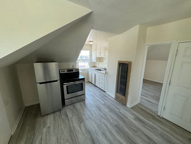 Building Photo - Efficient 1 Bed, 1 Bath. Tenant pays elect... Rental