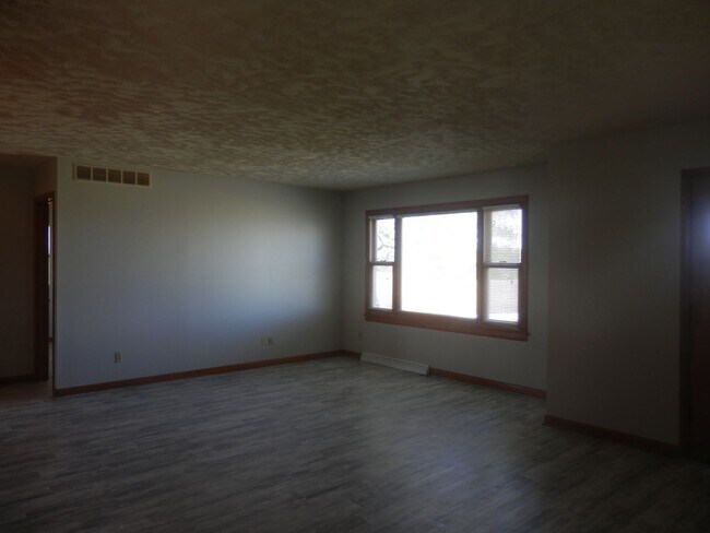 Photo - 3 Bed 2 Bath Farmhouse!