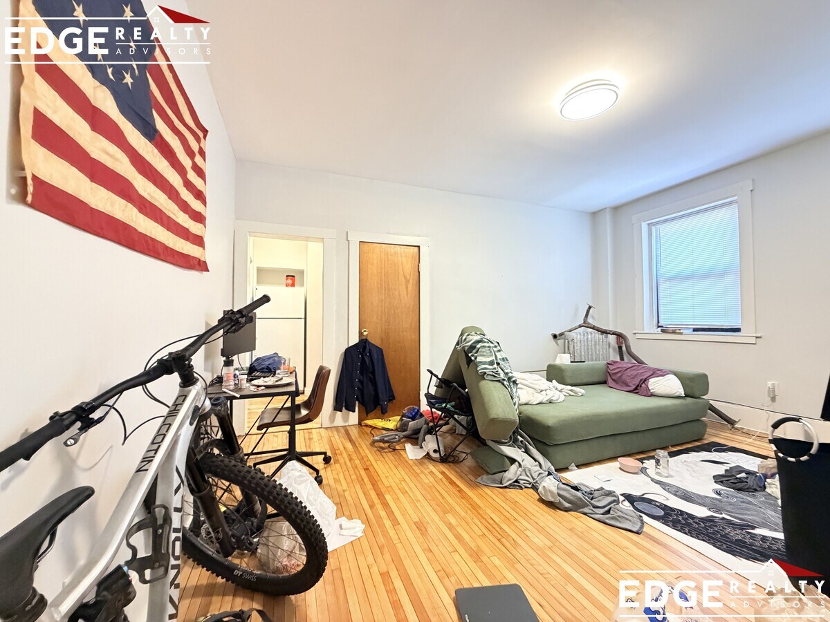 Photo - 160 Strathmore Rd Unit 3