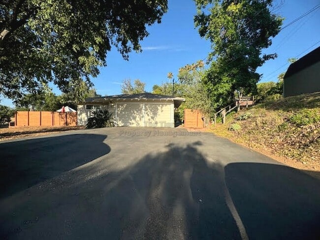 Building Photo - 3 Bed/ 2 Bath Spacious Family Home with Su...