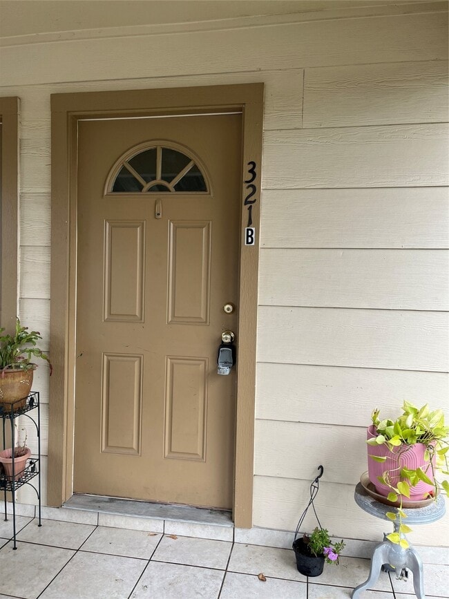 Building Photo - 321 Holiday St