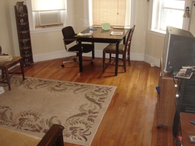 Building Photo - Sunny 3 fl Studio for August No Fee Seconds to B and C line Heat Hw Inc Students OK