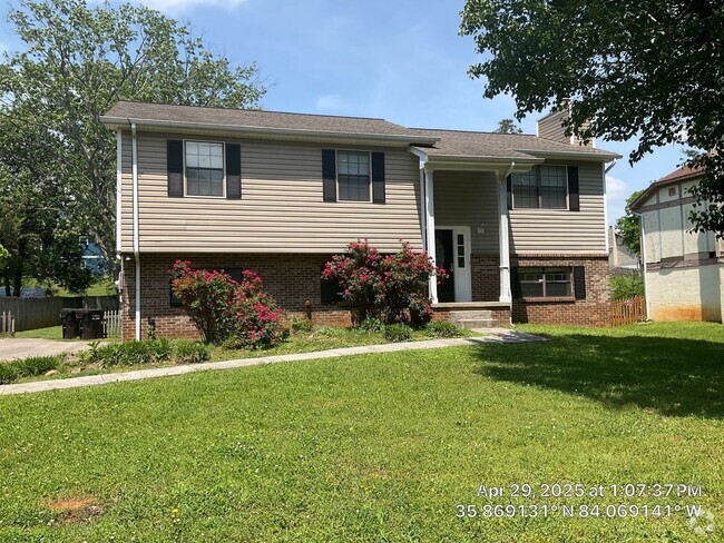 Building Photo - 3 Bedroom / 2.5 Bath House Available Now