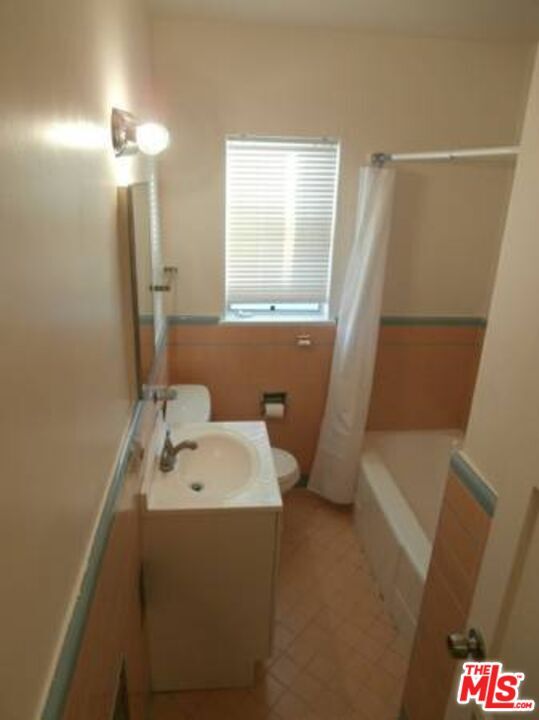 Photo - 1025 N San Vicente Blvd Unidad 2