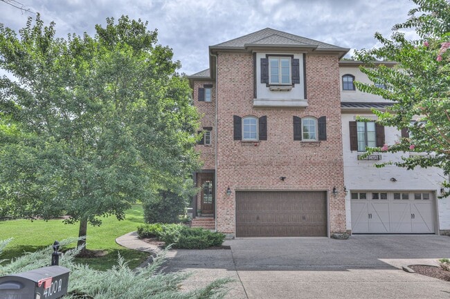 Stunning Executive Townhome in the Heart o... - Stunning Executive Townhome in the Heart o...