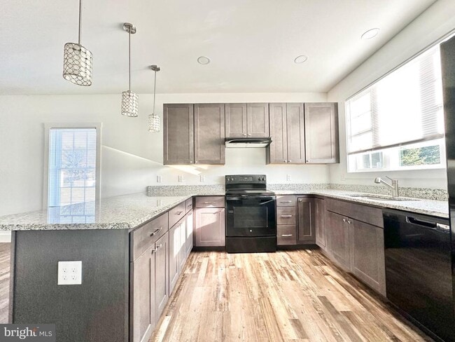 Photo - 350 N Main St