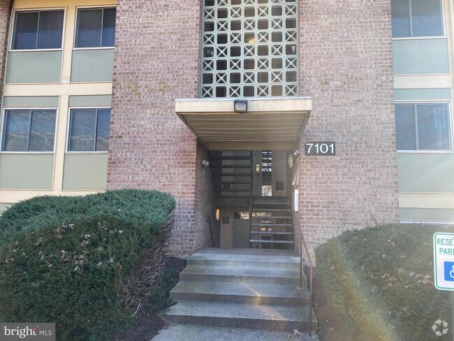 Building Photo - 7101 Donnell Pl Unit D7 Rental
