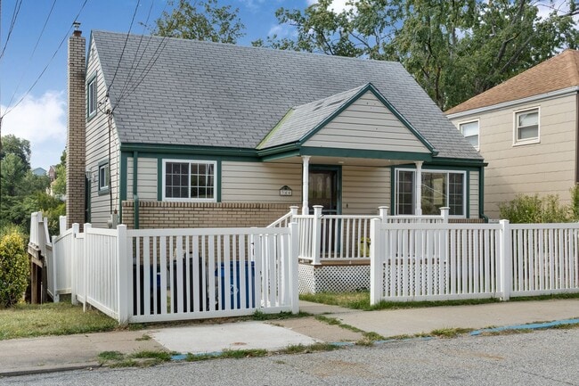 Building Photo - Recently Updated 3 Bedroom House In Mt. Wa...
