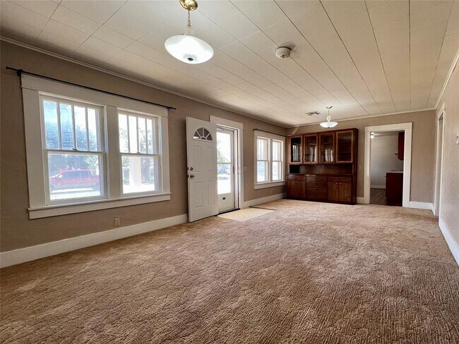 Photo - 419 E 6th St