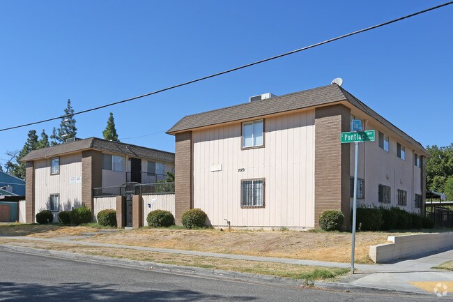 Building Photo - 2029 E Pontiac
