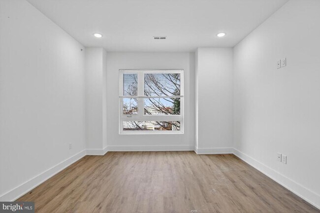 Photo - 2331 E York St Unit 4